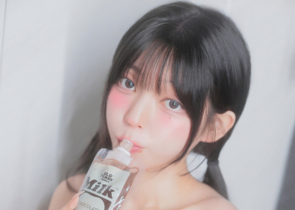 Yudii Donuts & Milk Chocolate｜186P+2V 暖光卡在巧克力酱唇角那秒，她把甜甜圈穿成甜品店的私语-玩图志